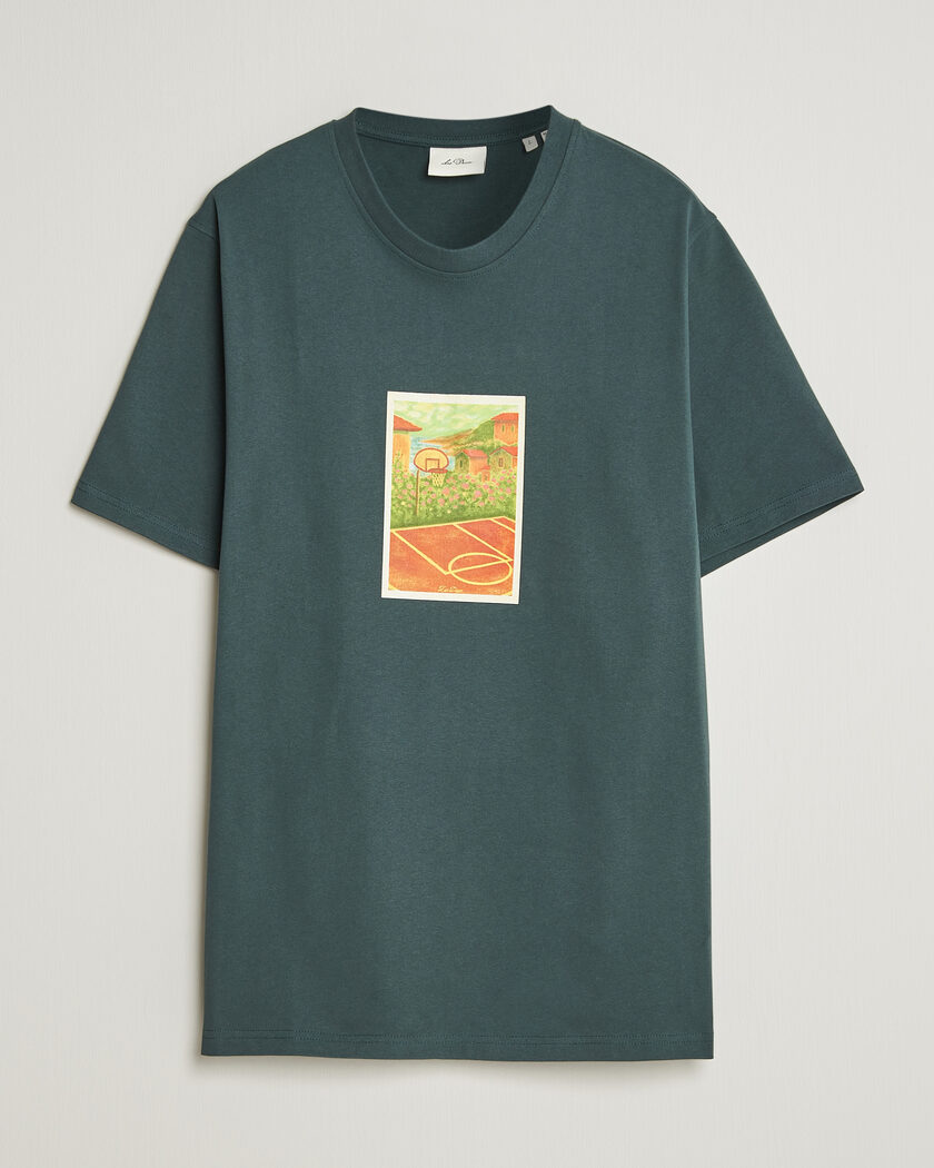 LES DEUX Court Printed T-Shirt Pine Green – Vert