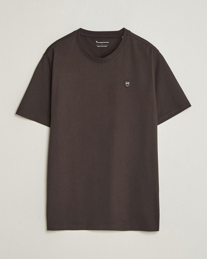 KnowledgeCotton Apparel Loke Badge T-Shirt Chocolate Torte – Marron
