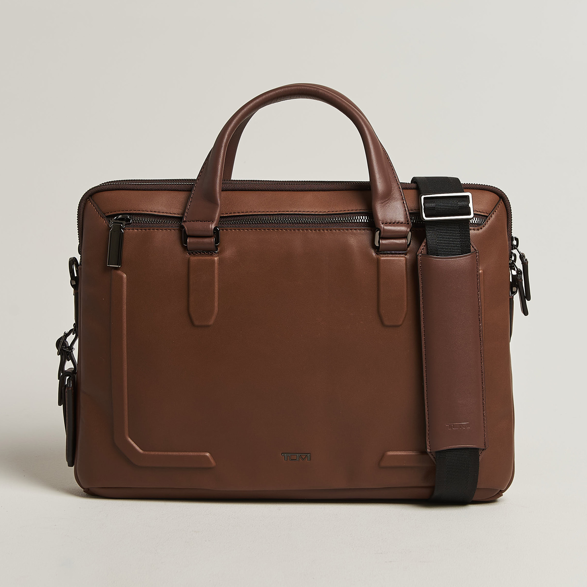 TUMI Harrison Sycamore Slim Leather Brief Cognac Bombe – Marron