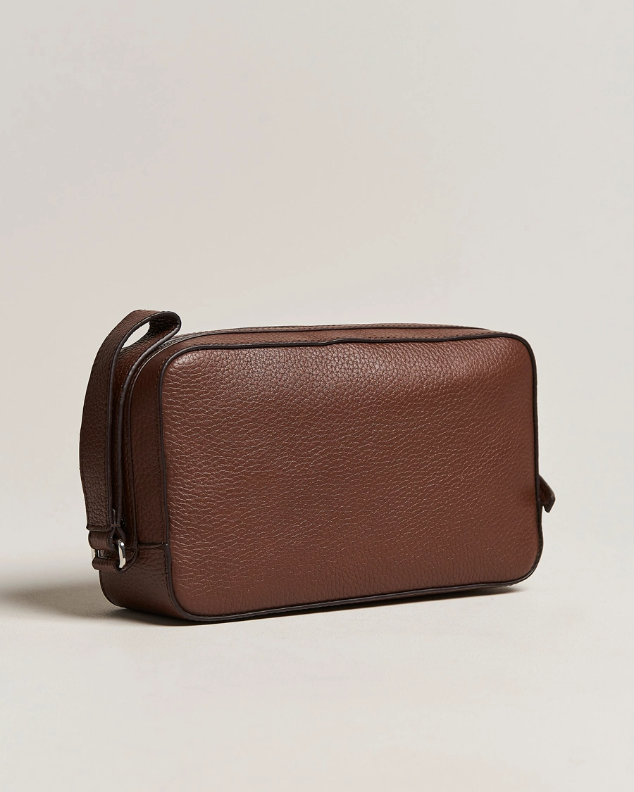 Homme | Accessoires | Tiger of Sweden | Wes Grained Leather Toilet Bag Brown