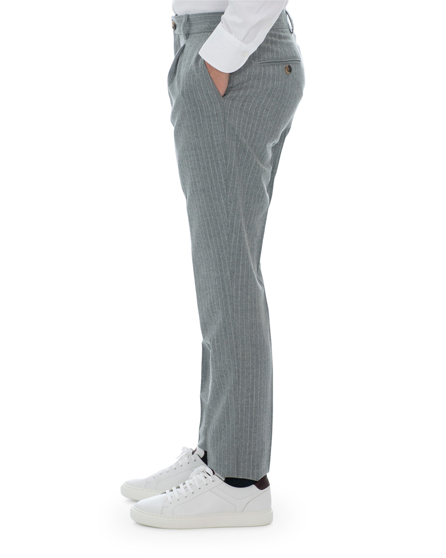 Homme | Pantalons | Brunello Cucinelli | Slim Fit Pin Stripe Pleated Flannel Trousers Light Grey