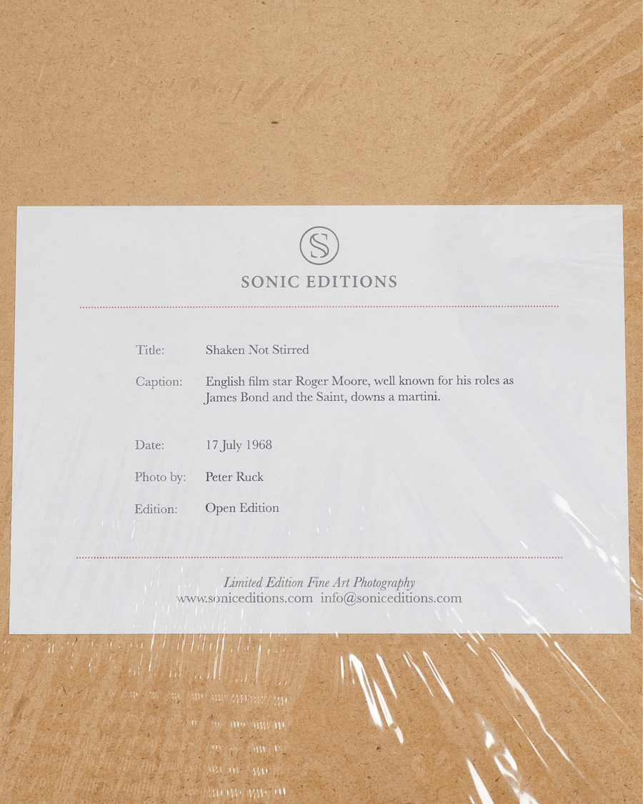 Homme | Affiches | Sonic Editions | Framed Roger Moore Shaken Not Stirred