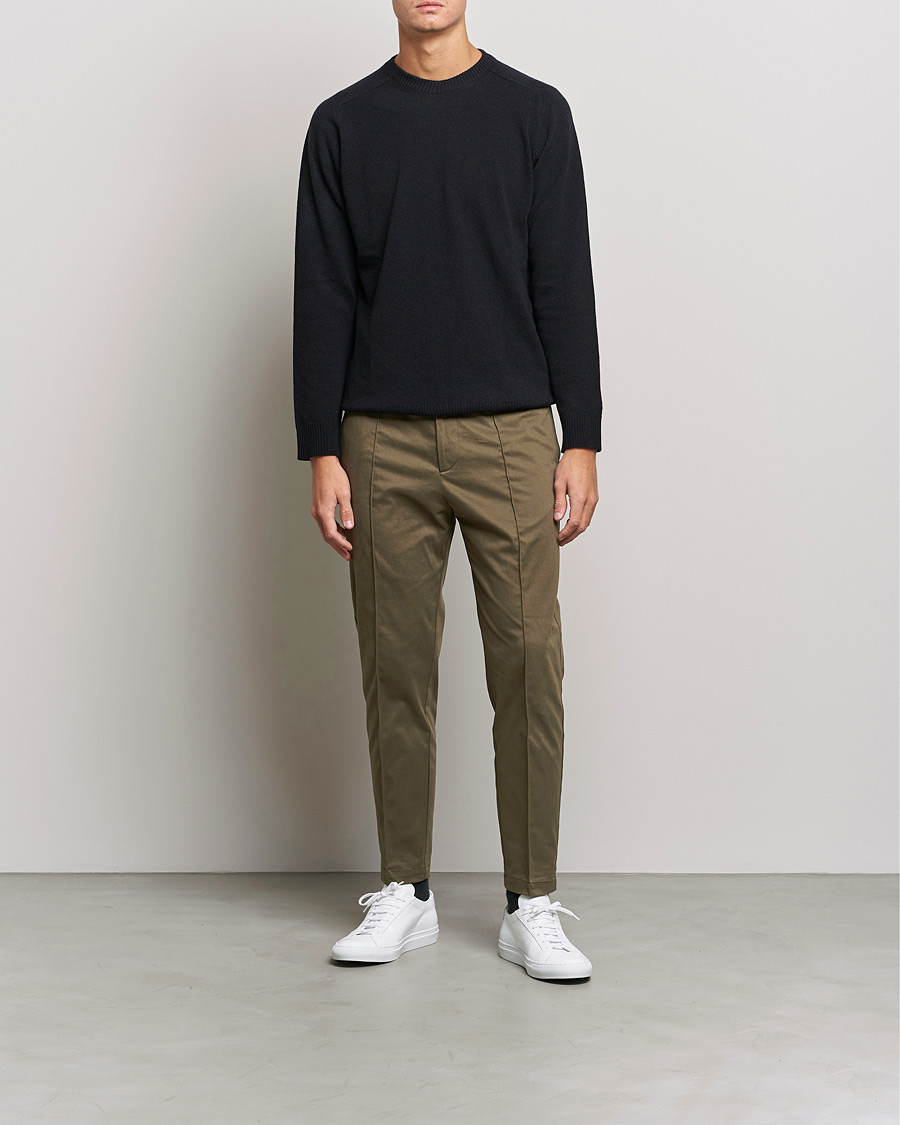 Homme | Pantalons | Tiger of Sweden | Sosa Brushed Satin Trouser Olive Extreme