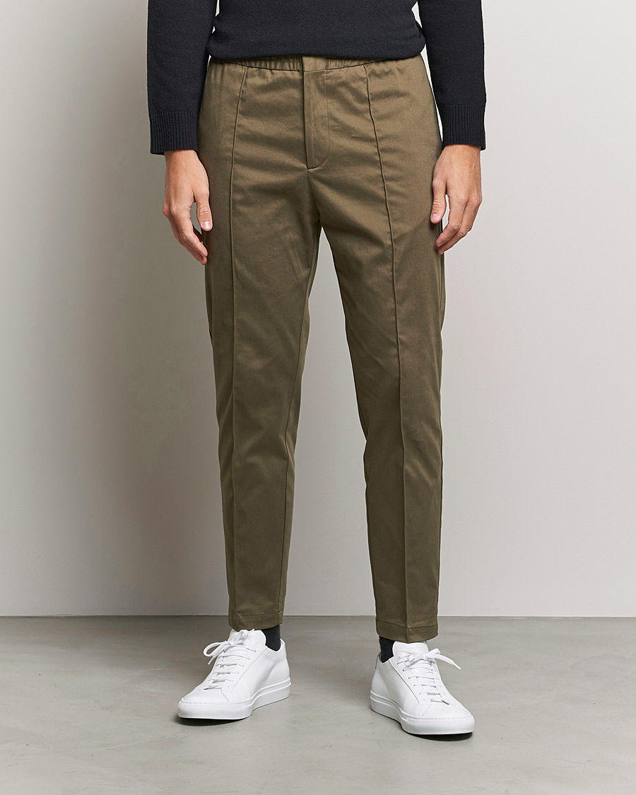 Homme | Pantalons | Tiger of Sweden | Sosa Brushed Satin Trouser Olive Extreme