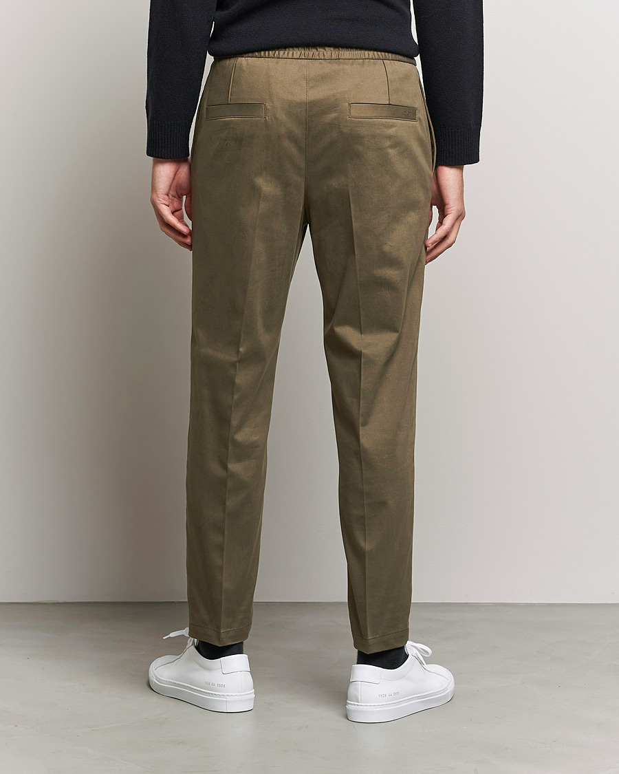 Homme | Pantalons | Tiger of Sweden | Sosa Brushed Satin Trouser Olive Extreme