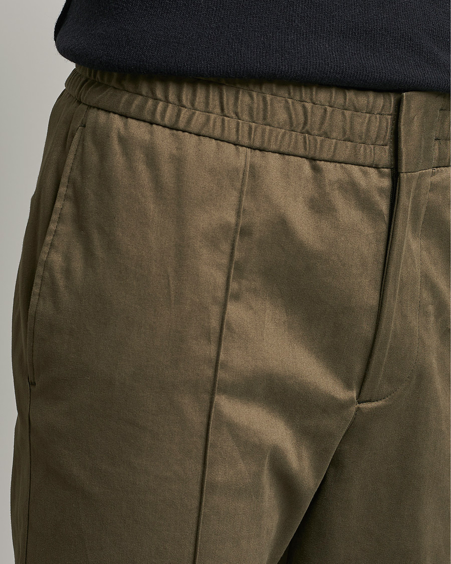 Homme | Pantalons | Tiger of Sweden | Sosa Brushed Satin Trouser Olive Extreme