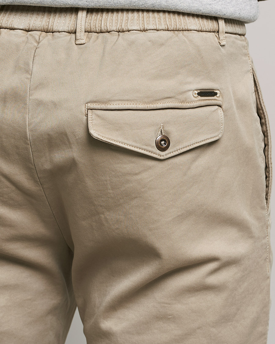 Homme | Pantalons | Incotex | Slim Fit Satin Drawstring Joggers Light Beige
