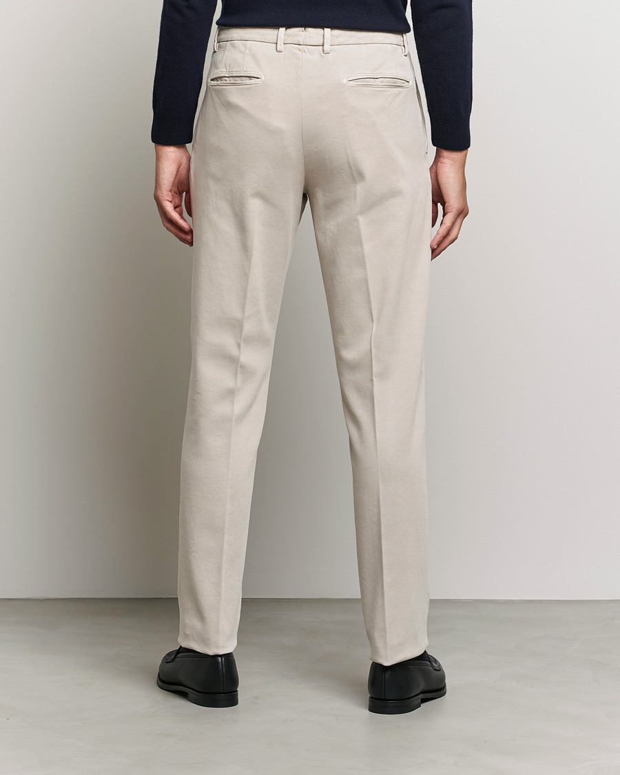 Homme | Pantalons | Boglioli | Pleated Cotton Twill Trousers Beige