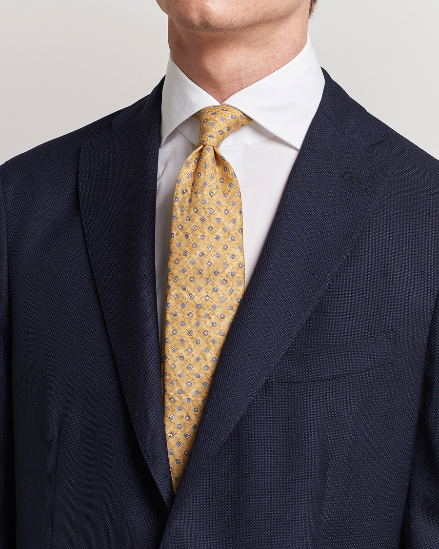 Homme | Amanda Christensen Linen Printed Medallion 8cm Tie Yellow | Amanda Christensen | Linen Printed Medallion 8cm Tie Yellow