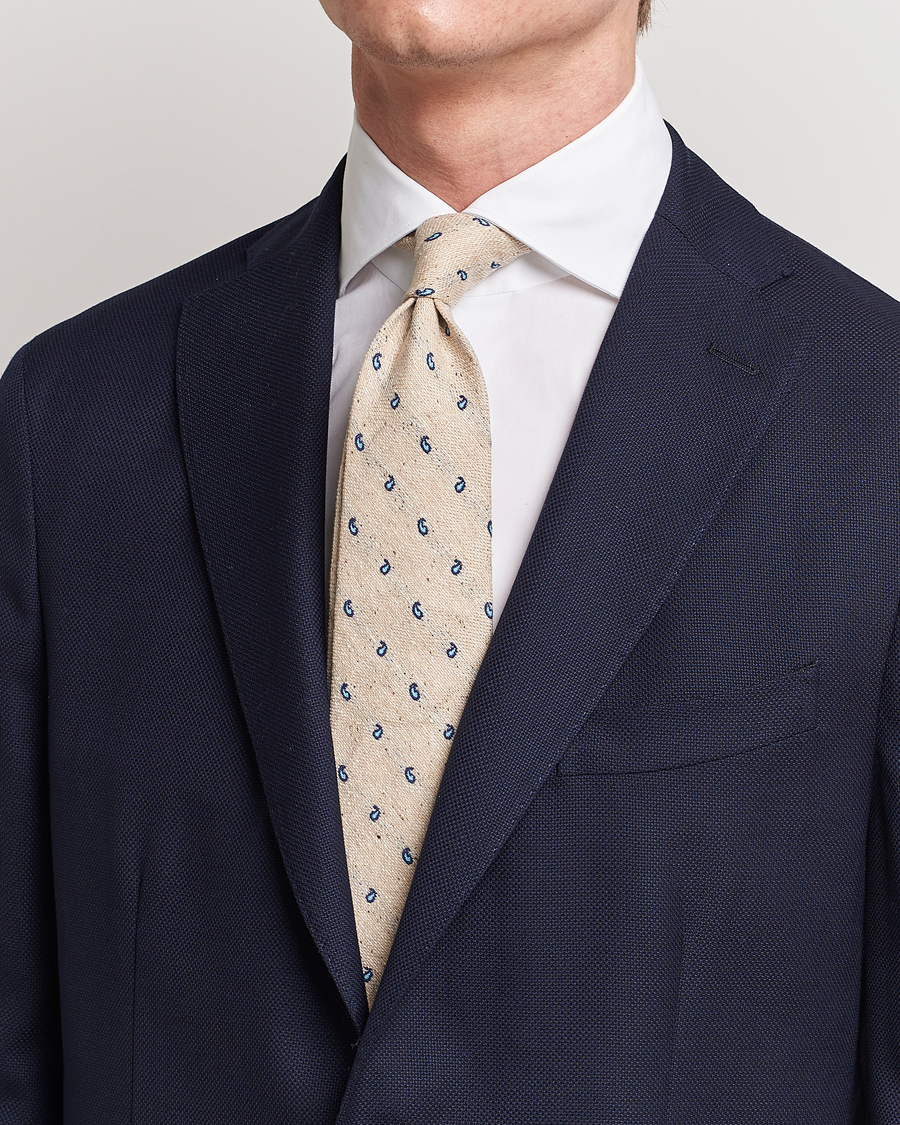 Homme | Amanda Christensen Silk/Linen/Cotton Paisley 8cm Tie Sand | Amanda Christensen | Silk/Linen/Cotton Paisley 8cm Tie Sand