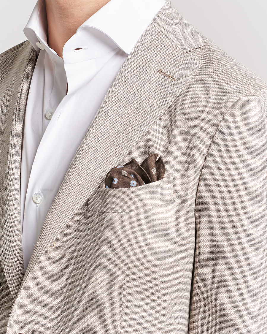 Homme | Amanda Christensen Linen Printed Flower Pocket Square Brown | Amanda Christensen | Linen Printed Flower Pocket Square Brown