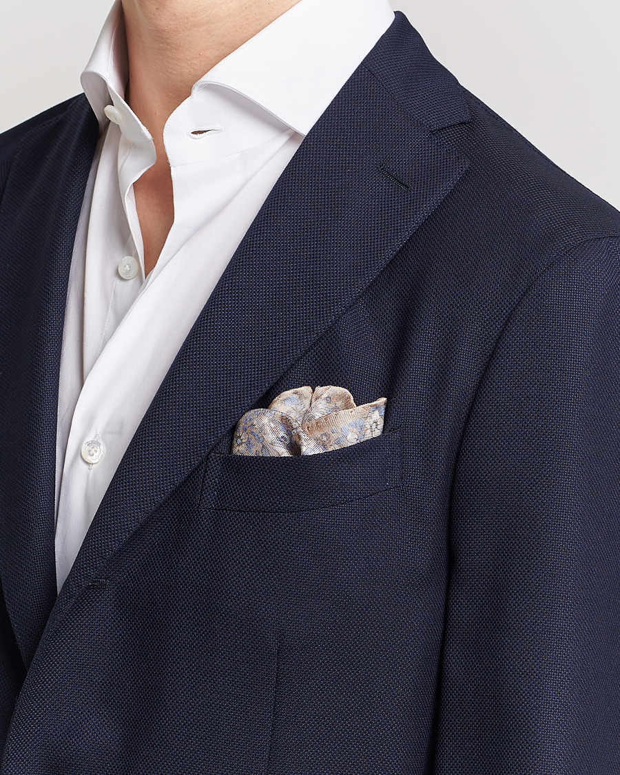 Homme | Amanda Christensen Silk Oxford Printed Flower Pocket Square Yellow | Amanda Christensen | Silk Oxford Printed Flower Pocket Square Yellow