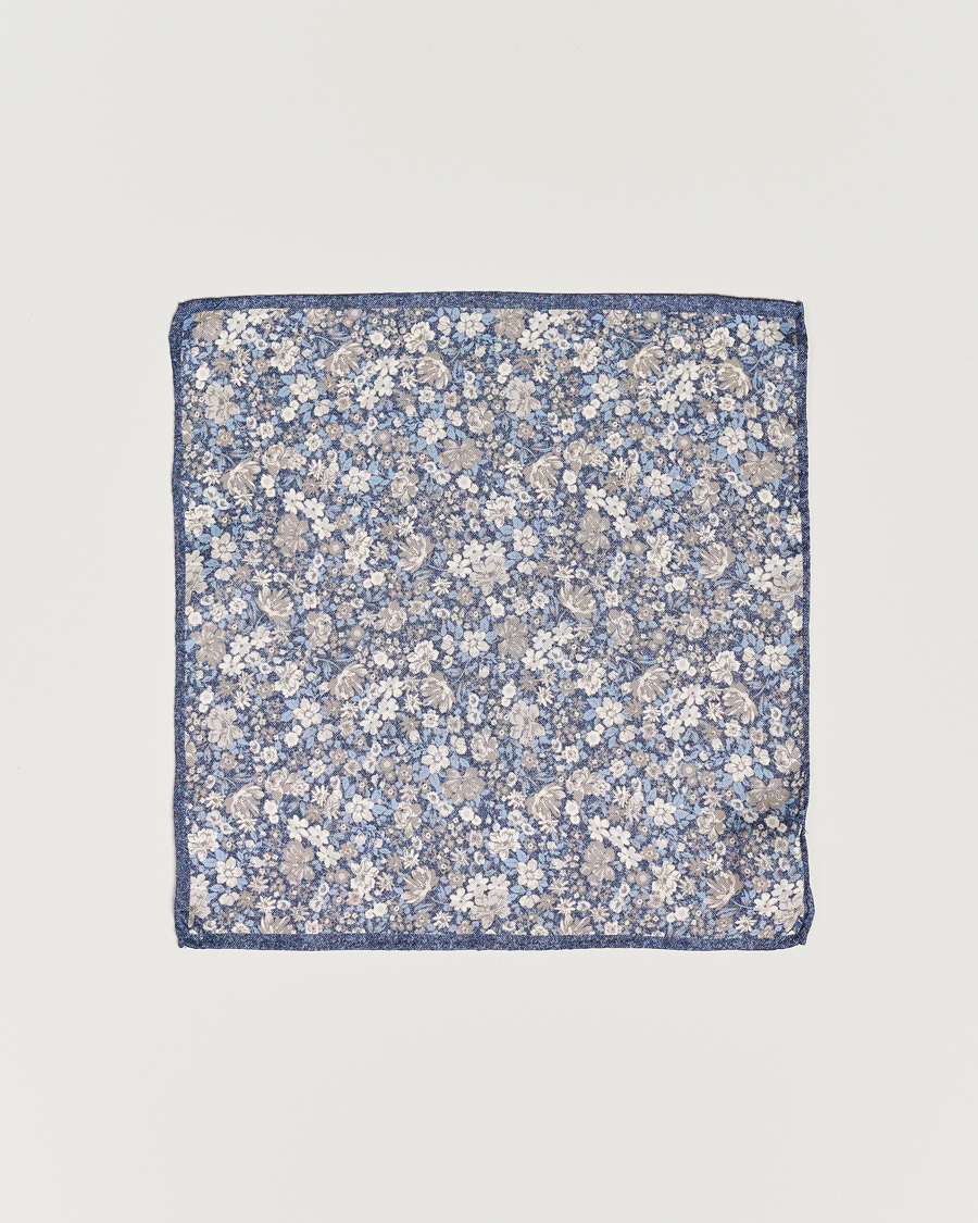 Homme | Amanda Christensen Silk Oxford Printed Flower Pocket Square Navy | Amanda Christensen | Silk Oxford Printed Flower Pocket Square Navy