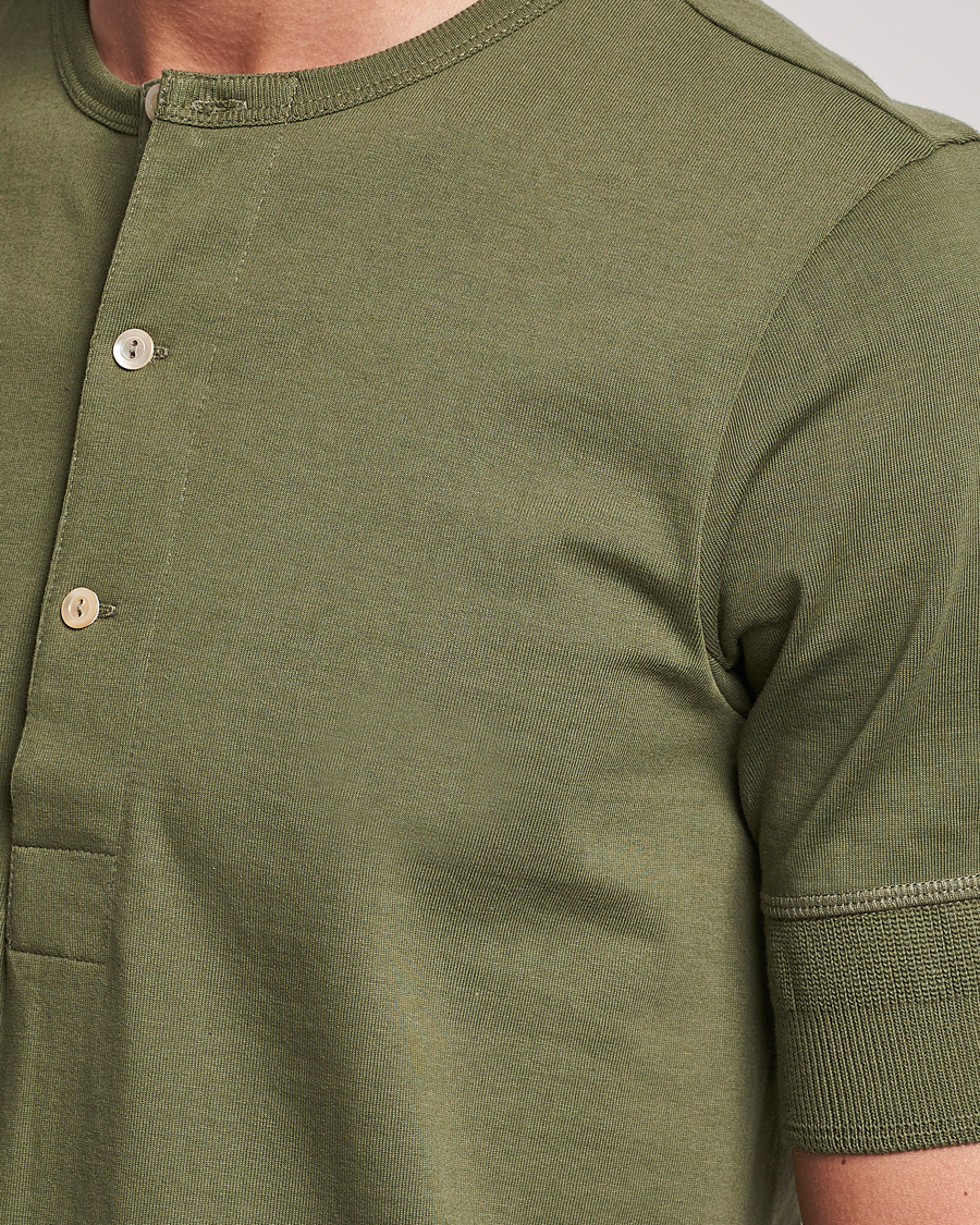 Homme | T-shirts | Merz b. Schwanen | Short Sleeve Organic Cotton Henley Army
