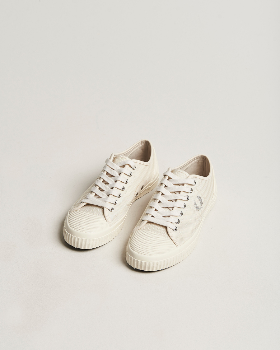 Homme | Fred Perry Hughes Low Canvas Sneaker Ecru | Fred Perry | Hughes Low Canvas Sneaker Ecru