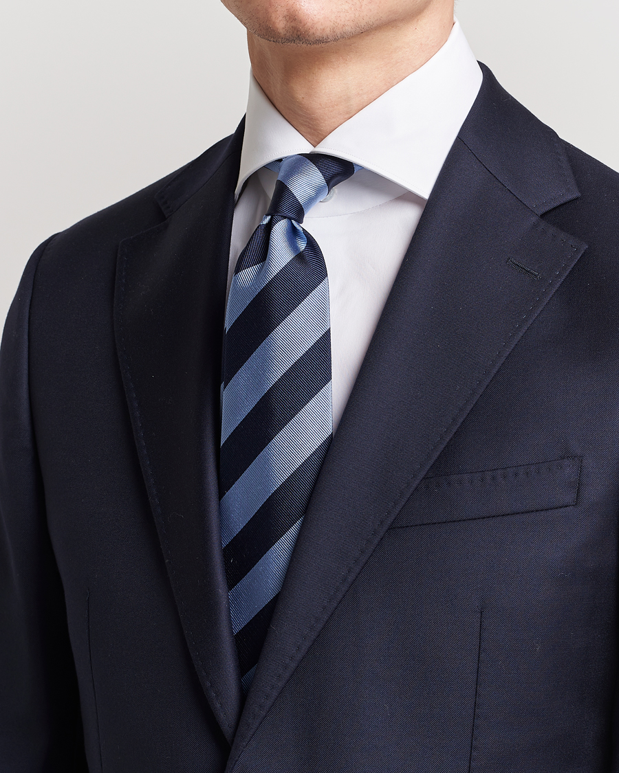 Homme | Costume Sombre | Amanda Christensen | Regemental Stripe Classic Tie 8 cm Sky Blue/Navy