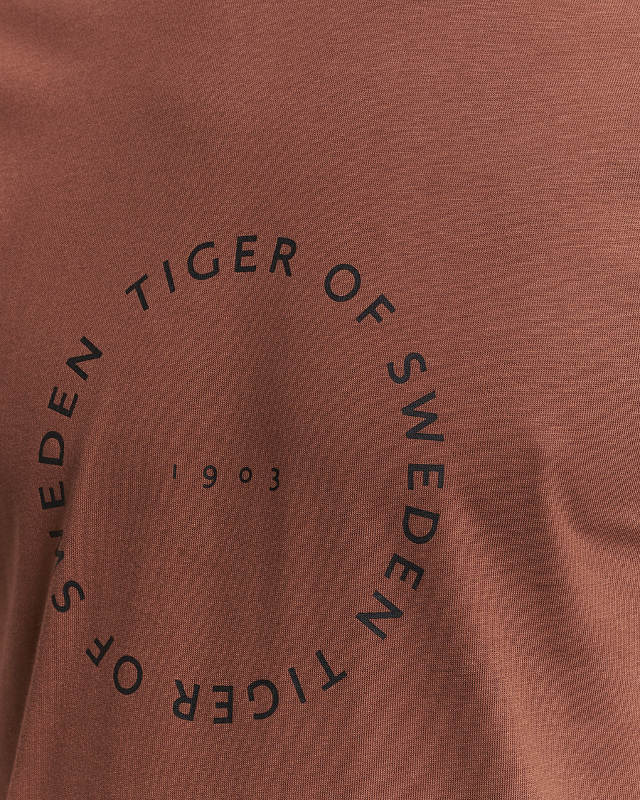 Homme | T-shirts | Tiger of Sweden | Dillan Crew Neck Logo T-Shirt Golden Copper
