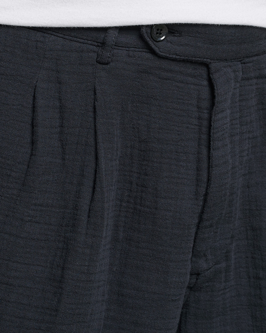 Homme | Shorts | Oscar Jacobson | Tanker Pleated Crepe Cotton Shorts Navy