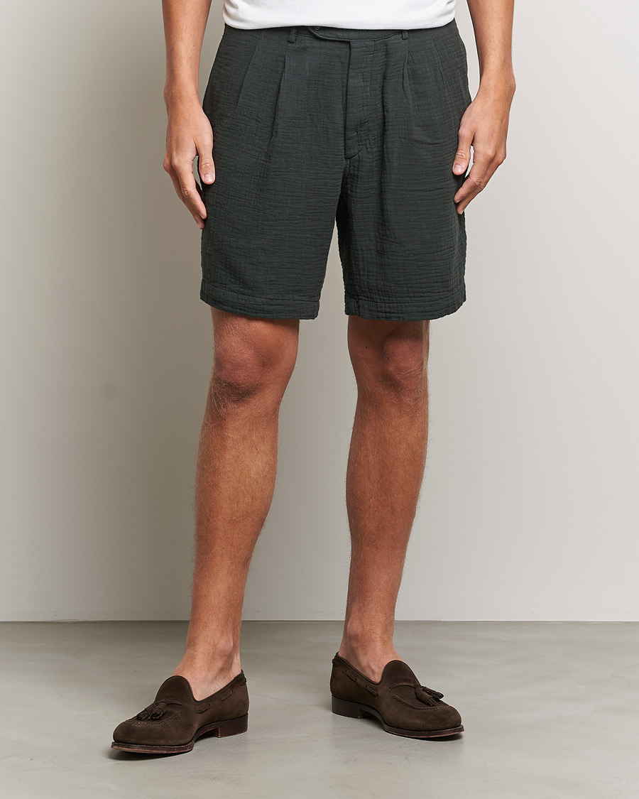 Homme | Shorts | Oscar Jacobson | Tanker Pleated Crepe Cotton Shorts Green