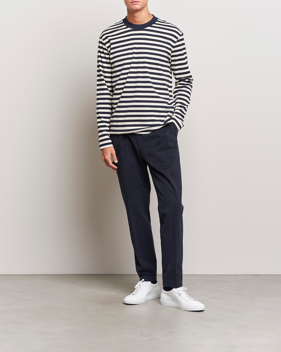 Homme | T-shirts | Sunspel | Heavyweight Mock Neck Long Sleeve T-Shirt Navy/Ecru