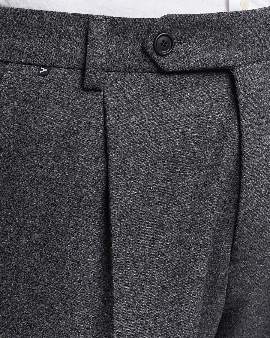Homme | Pantalons | BOSS BLACK | Perin Tech Flannel Pleated Trousers Dark Grey
