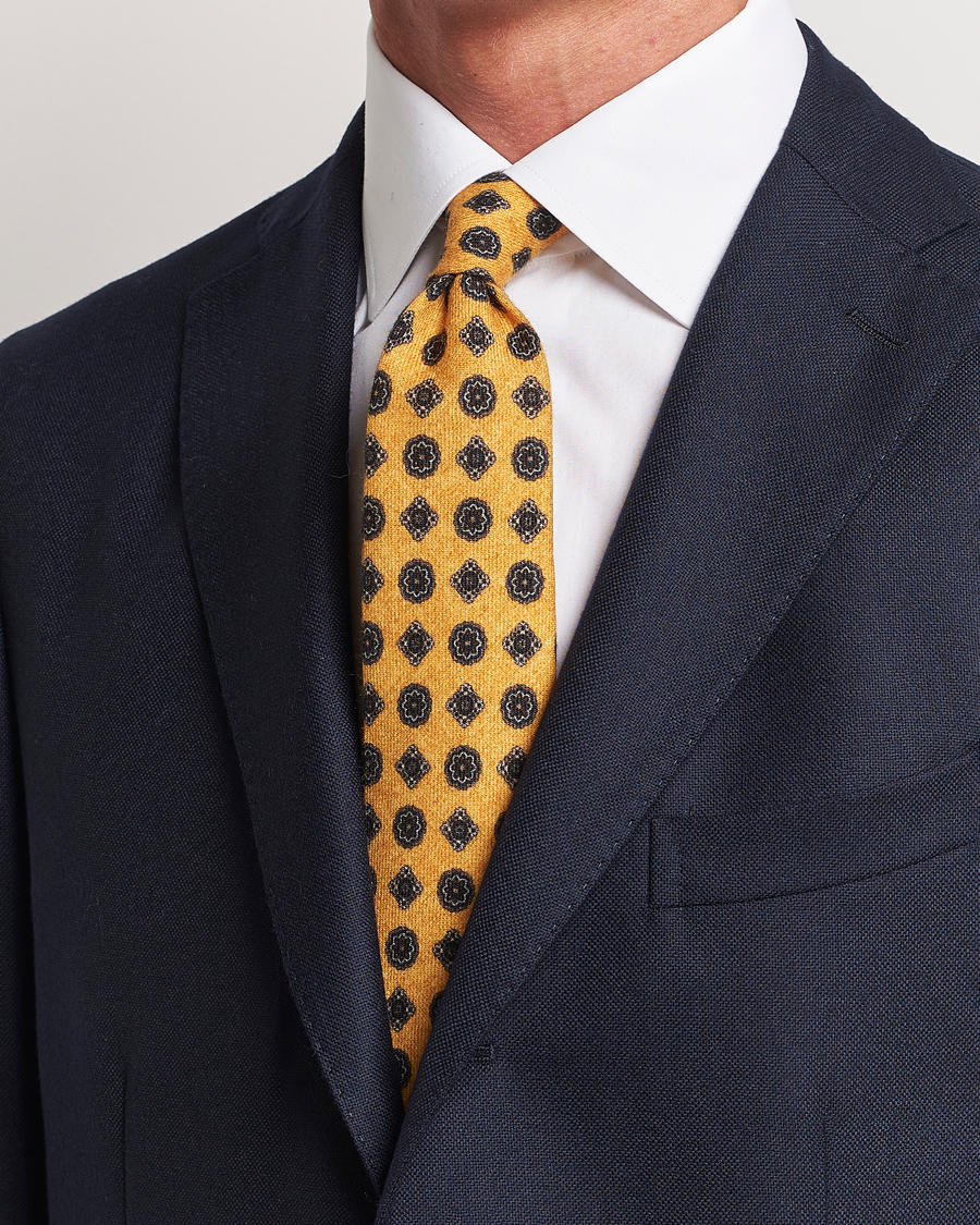 Homme | Amanda Christensen Wool Flannel 8cm Printed Medallion Tie Yellow | Amanda Christensen | Wool Flannel 8cm Printed Medallion Tie Yellow