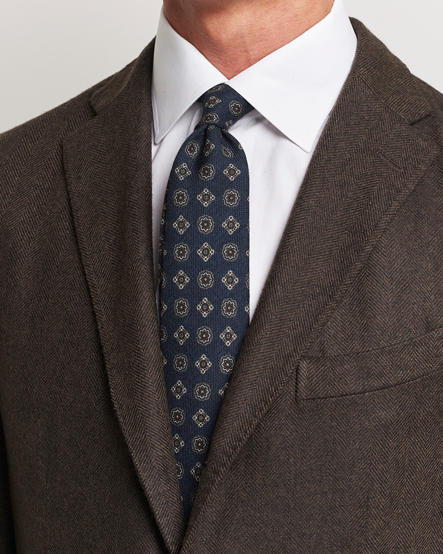 Homme |  | Amanda Christensen | Wool Flannel 8cm Printed Medallion Tie Navy
