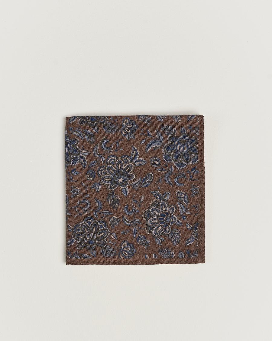Homme | Amanda Christensen Wool Flannel Large Flower Pocket Square Brown | Amanda Christensen | Wool Flannel Large Flower Pocket Square Brown