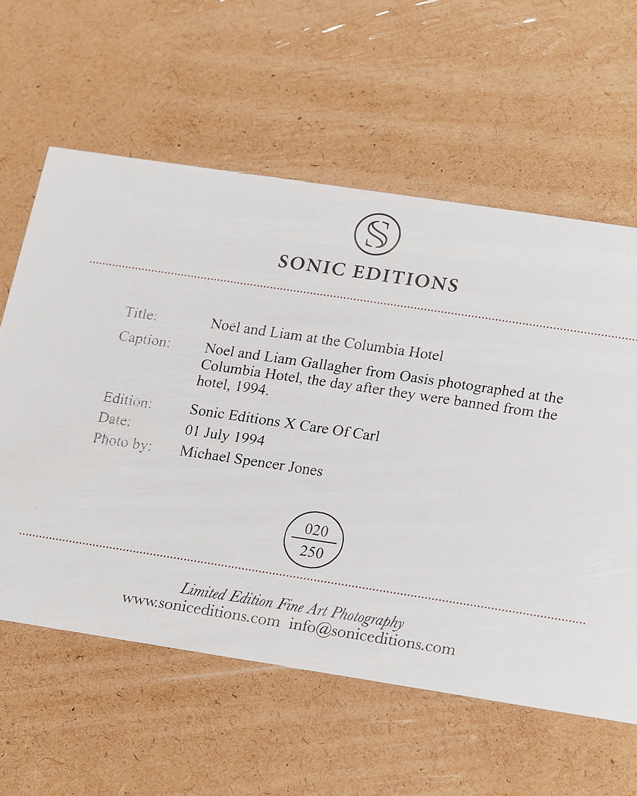 Homme | Affiches | Sonic Editions | Framed Noel & Liam At The Hotel
