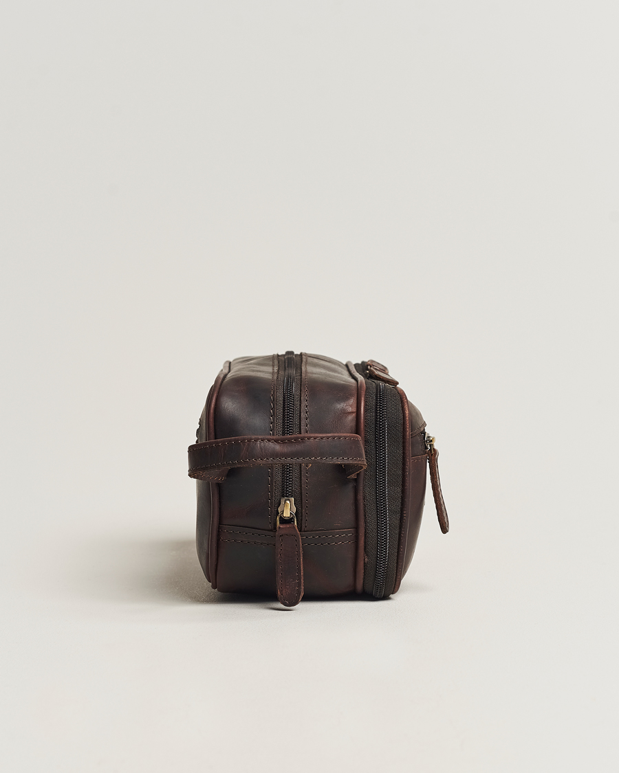Homme | Loake 1880 Dartmouth Leather Washbag Dark Brown | Loake 1880 | Dartmouth Leather Washbag Dark Brown