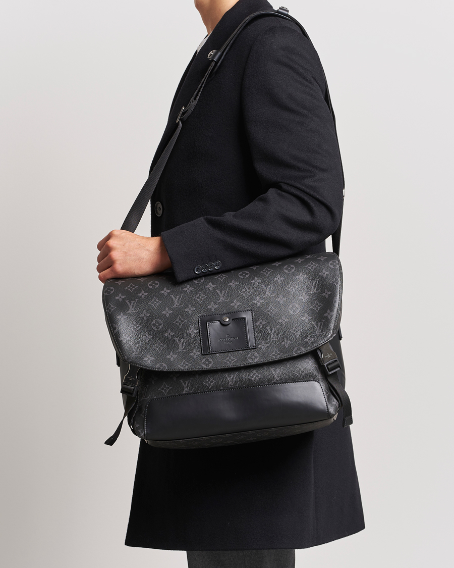 Homme | Louis Vuitton Pre-Owned Messenger Voyager MM Bag Monogram Eclipse | Louis Vuitton Pre-Owned | Messenger Voyager MM Bag Monogram Eclipse
