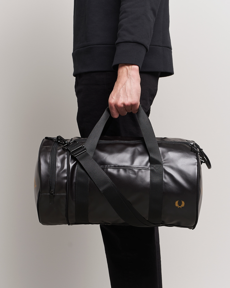 Homme |  | Fred Perry | Tonal Classic Barrel Bag Black/Gold