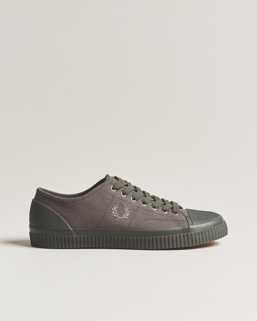 Homme | Fred Perry Hughes Canvas Sneaker Field Green | Fred Perry | Hughes Canvas Sneaker Field Green