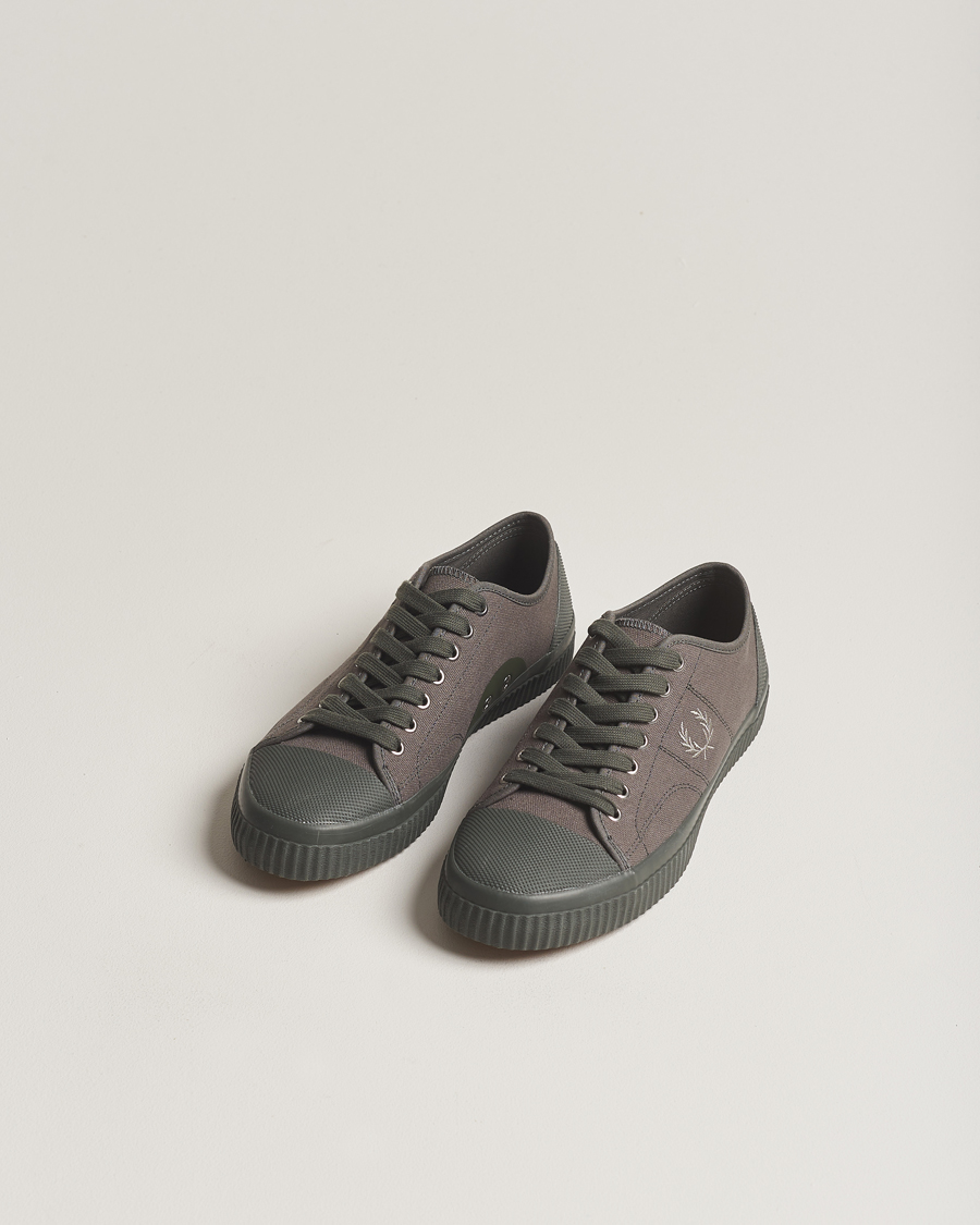 Homme | Fred Perry Hughes Canvas Sneaker Field Green | Fred Perry | Hughes Canvas Sneaker Field Green