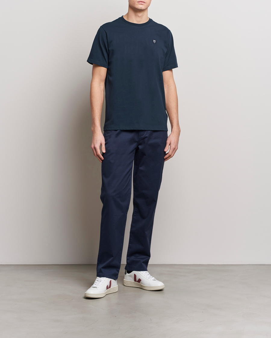 Homme | T-shirts | KnowledgeCotton Apparel | Loke Badge T-Shirt Total Eclipse