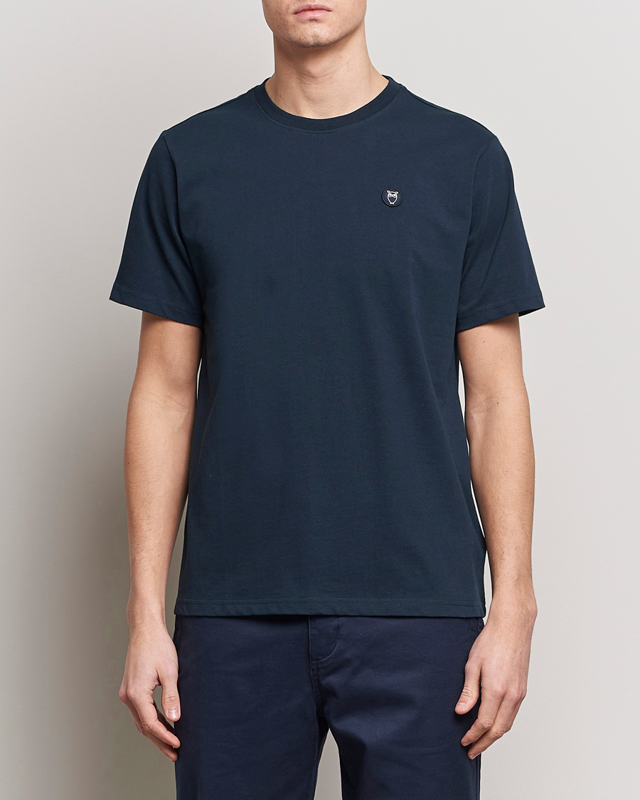 Homme | T-shirts | KnowledgeCotton Apparel | Loke Badge T-Shirt Total Eclipse