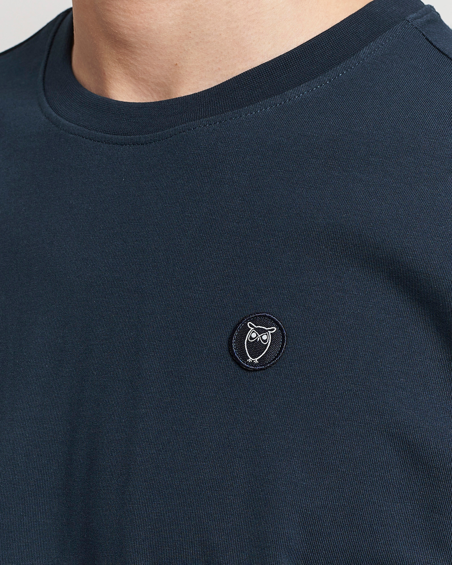 Homme | T-shirts | KnowledgeCotton Apparel | Loke Badge T-Shirt Total Eclipse