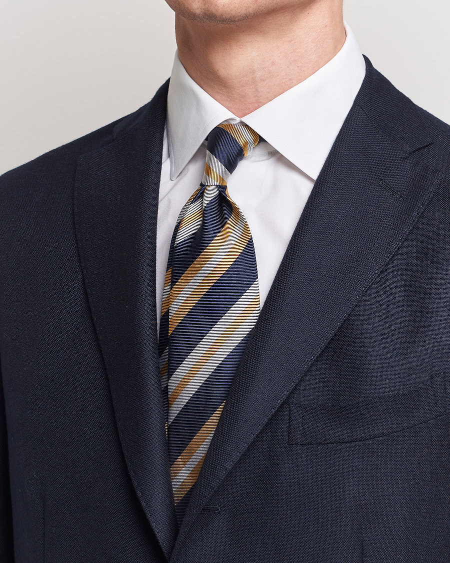 Homme |  | Amanda Christensen | Silk Club Striped 8cm Tie Navy/Yellow