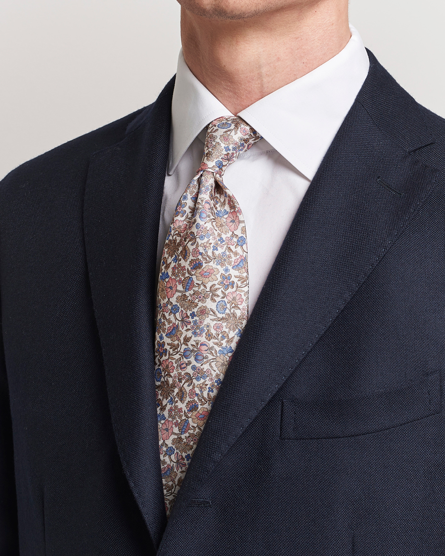 Homme | Amanda Christensen Silk Oxford Printed Flower 8cm Tie Beige | Amanda Christensen | Silk Oxford Printed Flower 8cm Tie Beige