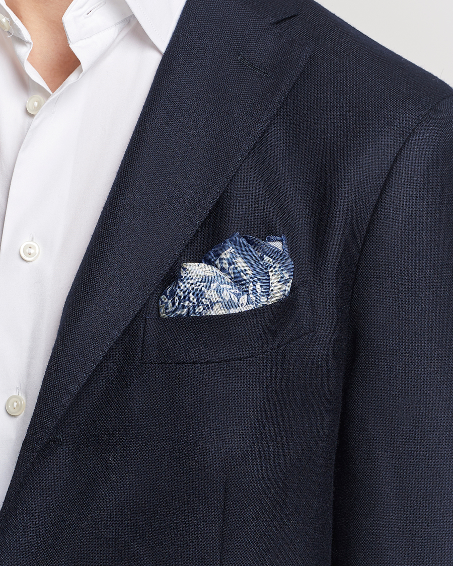 Homme | Amanda Christensen Silk Oxford Printed Flower Pocket Square Navy | Amanda Christensen | Silk Oxford Printed Flower Pocket Square Navy