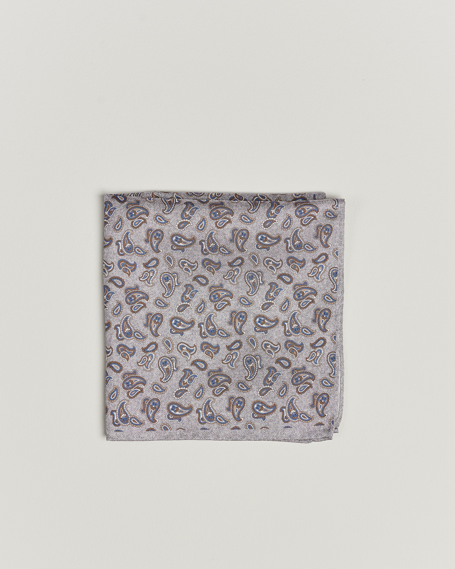Homme | Amanda Christensen Silk Oxford Printed Paisley Pocket Square Light Grey | Amanda Christensen | Silk Oxford Printed Paisley Pocket Square Light Grey