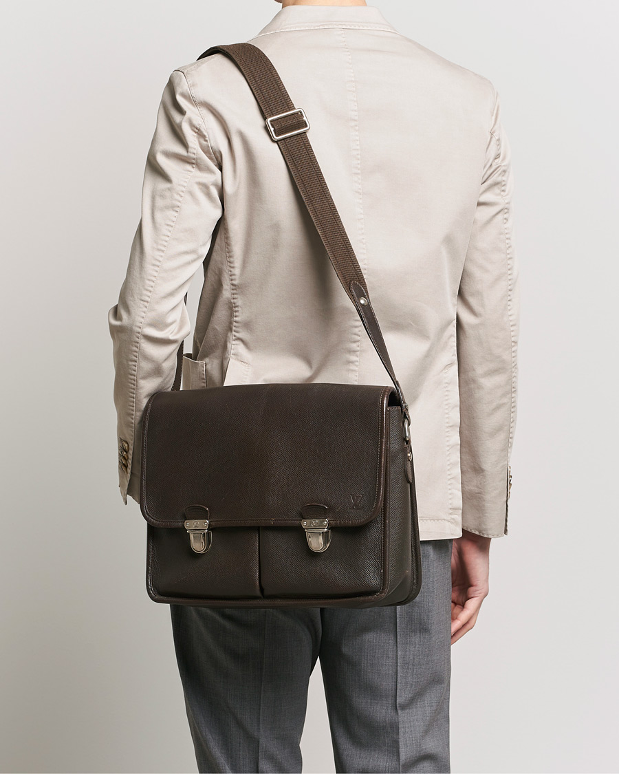 Homme | Louis Vuitton Pre-Owned Alexei Leather Messenger Bag Leather Brown | Louis Vuitton Pre-Owned | Alexei Leather Messenger Bag Leather Brown