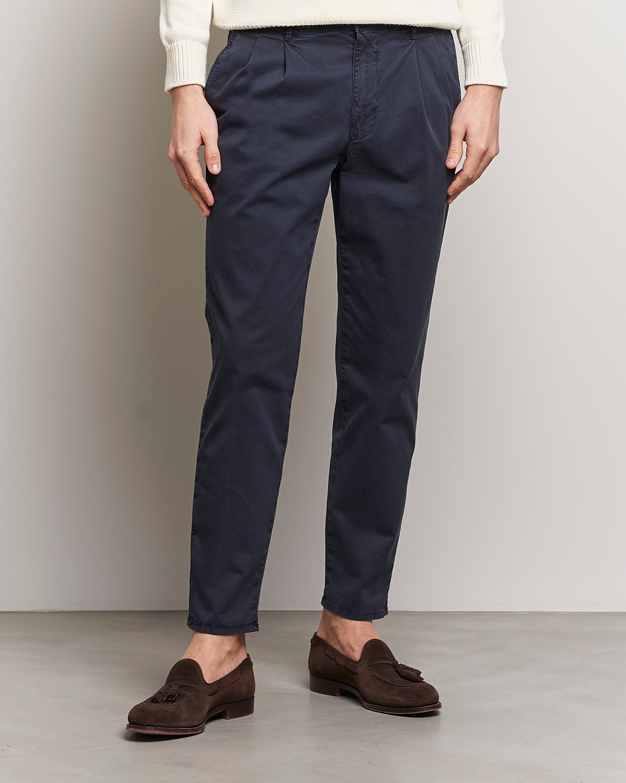 Homme | Pantalons | Incotex | Tapered Fit Pleated Slacks Navy