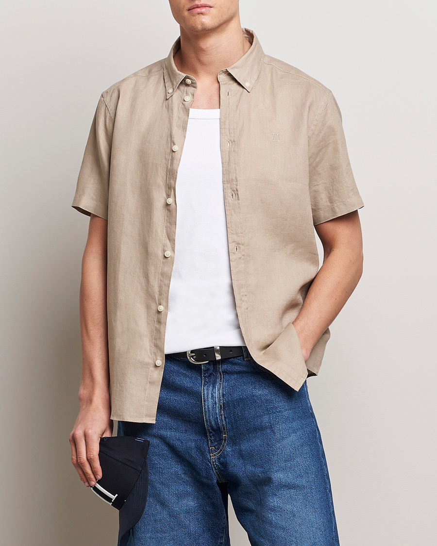 Homme | Vêtements | LES DEUX | Kris Short Sleeve Linen Shirt Dark Sand