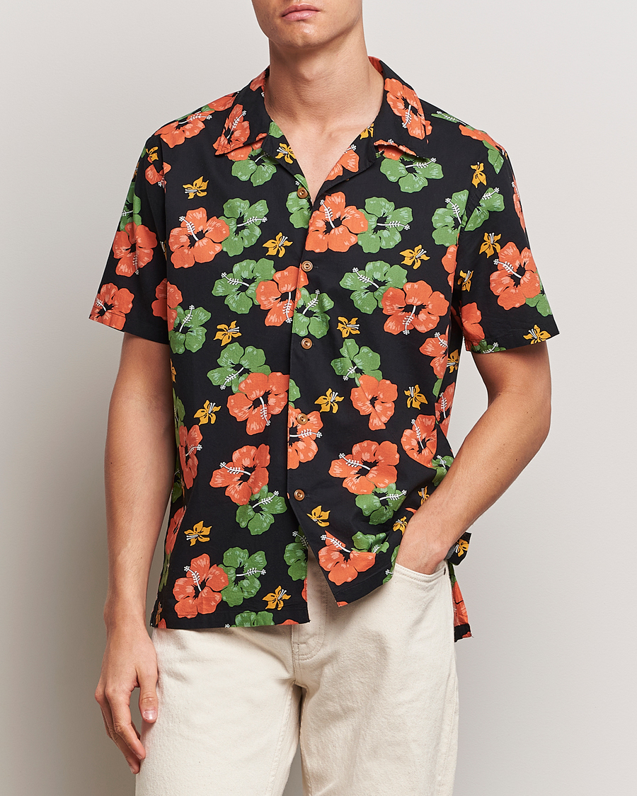 Herre | Nytt i butikken | Nudie Jeans | Arvid Flower Hawaii Shirt Black