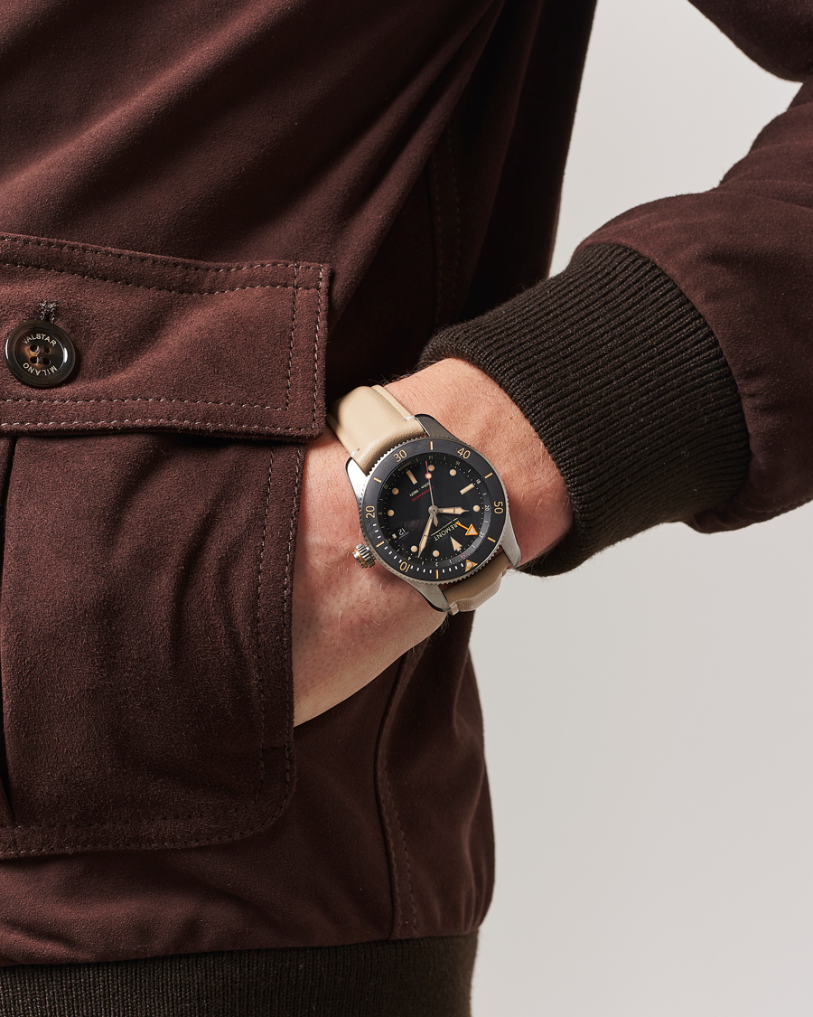 Homme | Bremont S302 GMT Diver 40mm Sahara | Bremont | S302 GMT Diver 40mm Sahara