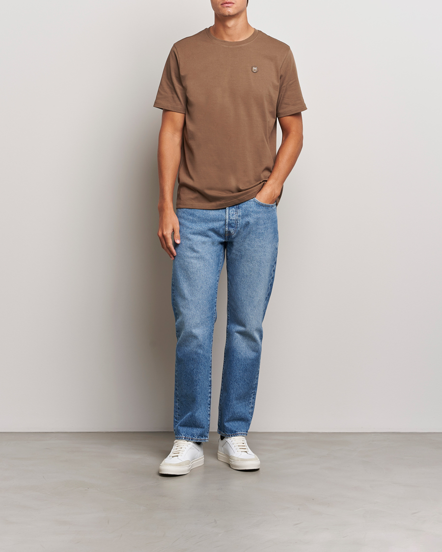 Homme | T-shirts | KnowledgeCotton Apparel | Loake Badge T-Shirt Brown