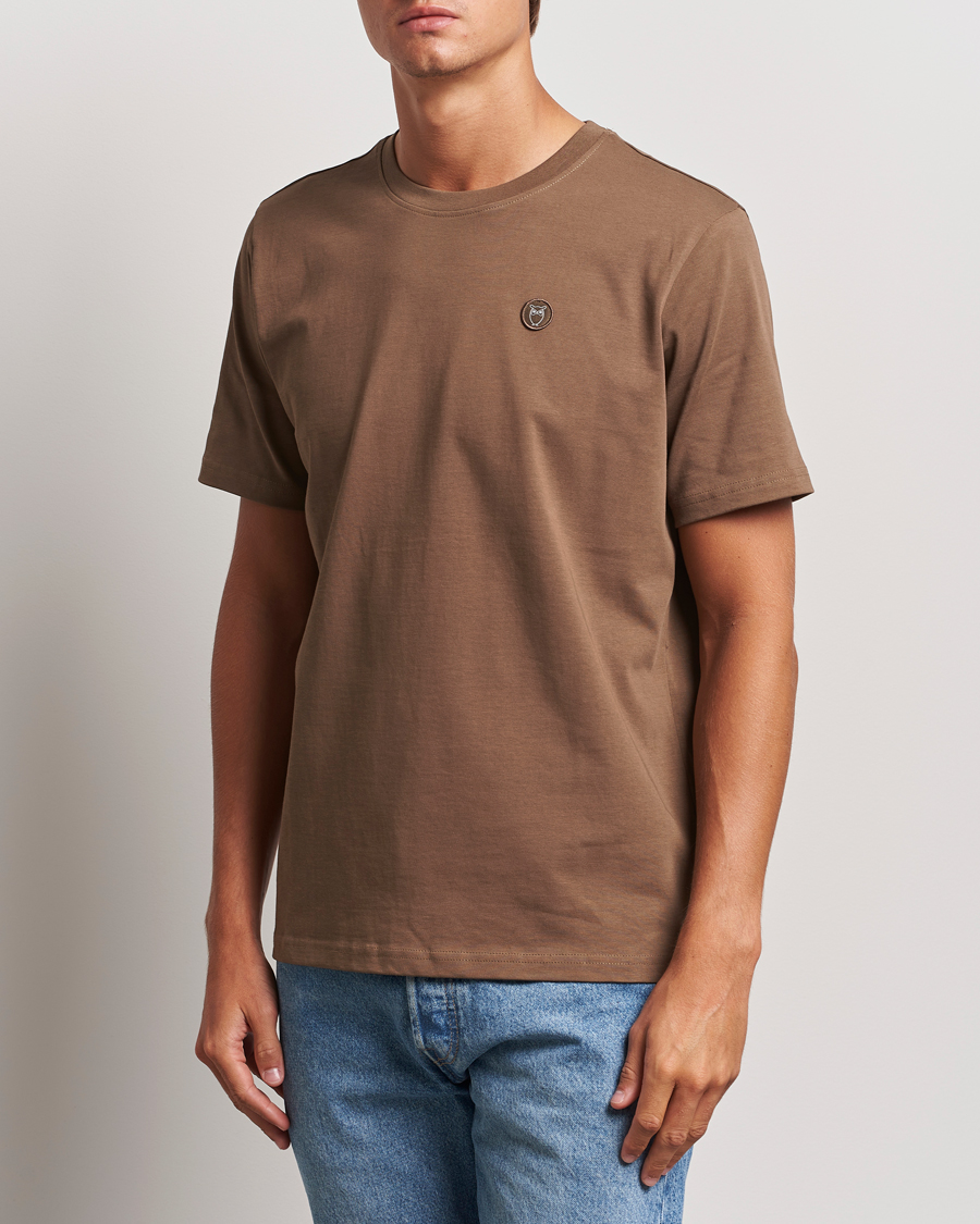 Homme | T-shirts | KnowledgeCotton Apparel | Loake Badge T-Shirt Brown