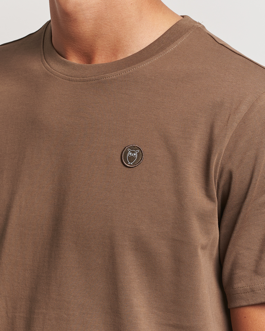 Homme | T-shirts | KnowledgeCotton Apparel | Loake Badge T-Shirt Brown