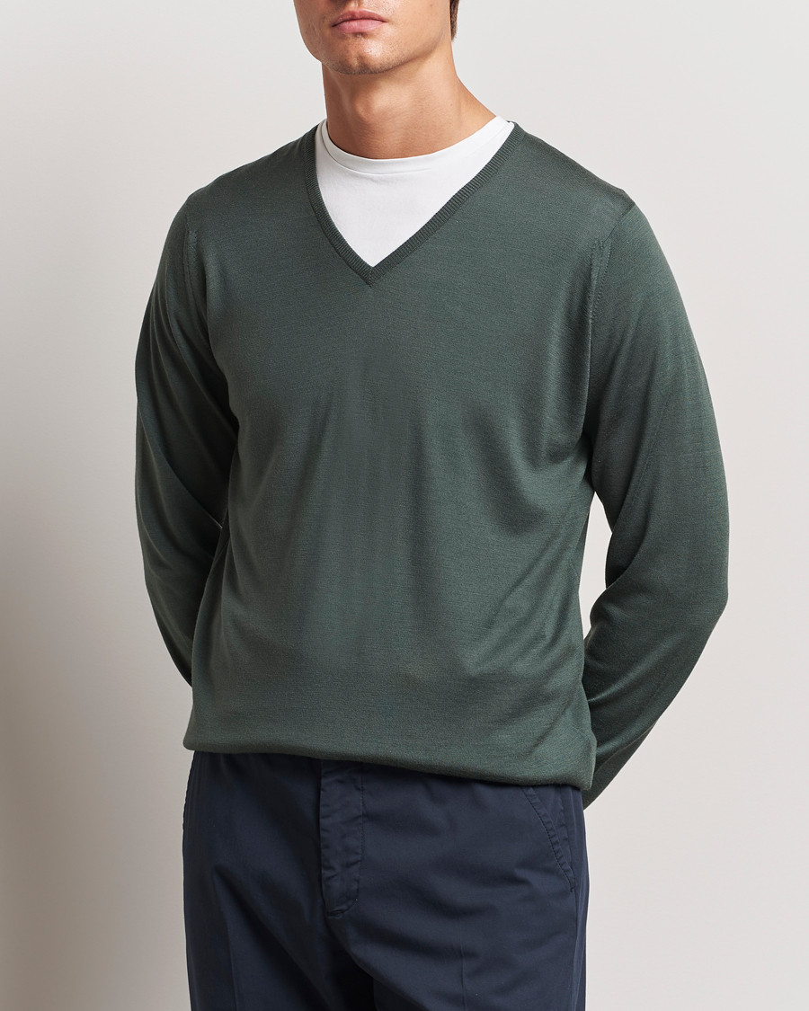 Homme |  | John Smedley | Bobby Extra Fine Merino V-Neck Pullover Dark Green